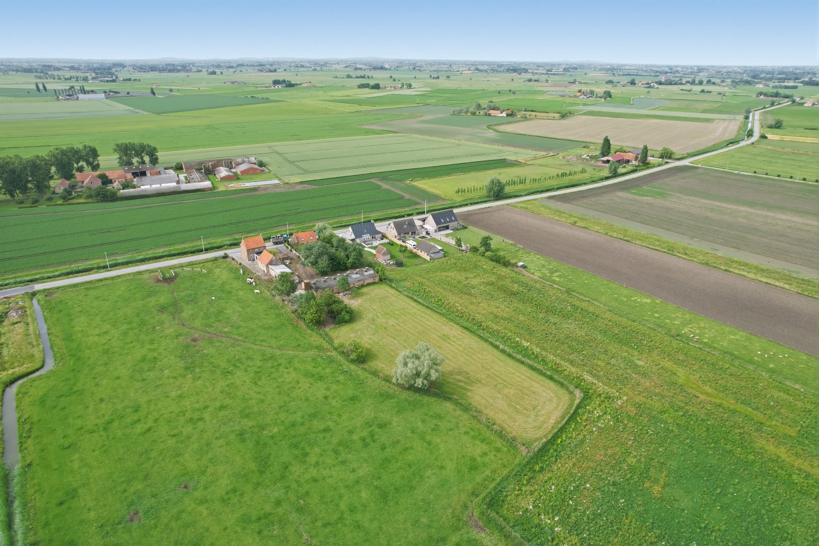 Open bebouwing met landelijk verzicht op 5.450 m² – uitzonderlijk veel potentieel! 