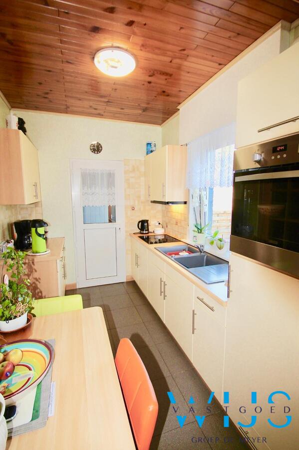 Praktische instapklare rijwoning gelegen in een rustige straat te Rieme! 