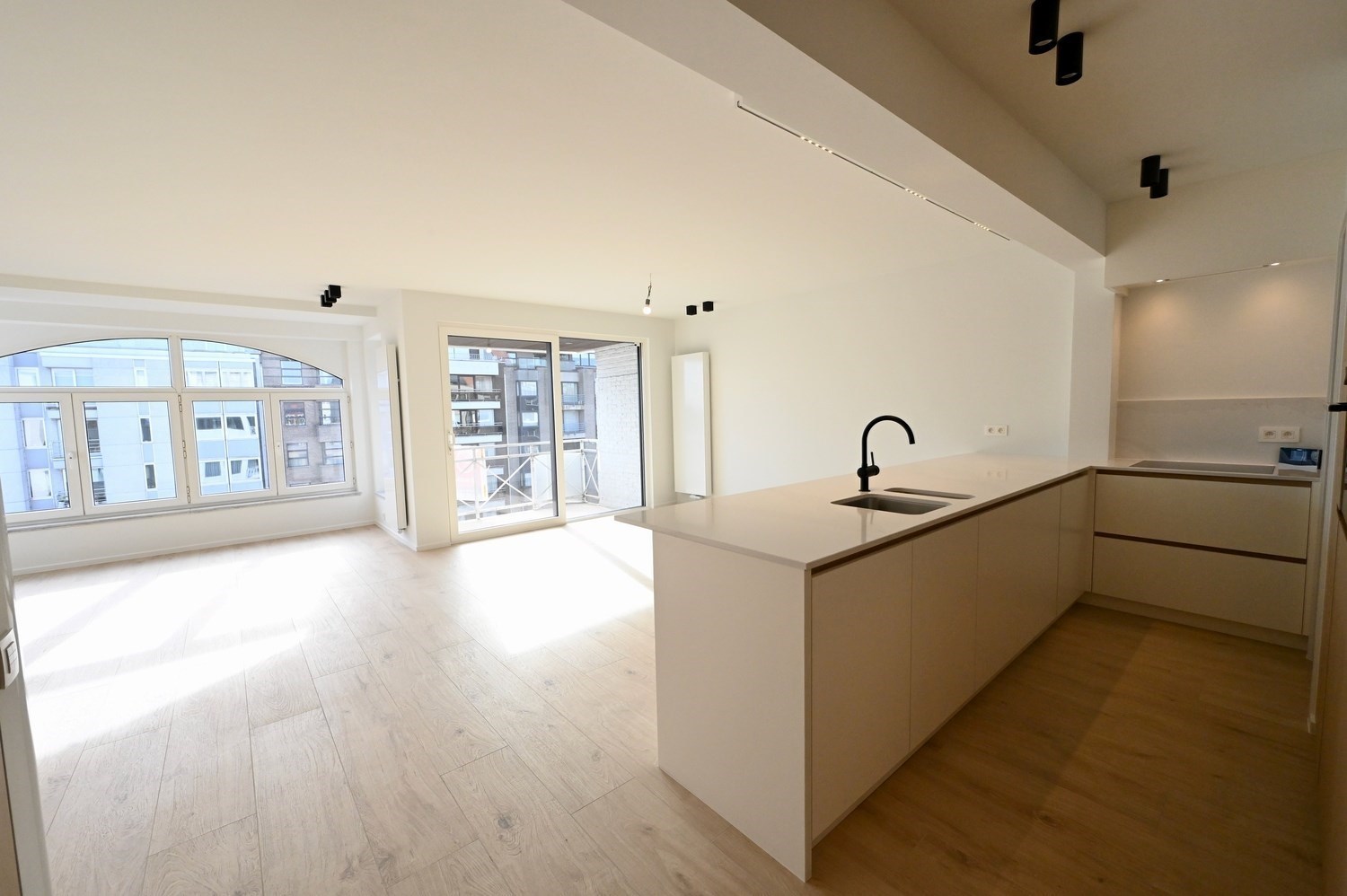 Non meublé - Neuf - Appartement luxueusement rénové avec 3 chambres et une vue dégagée sur la place du Bourgmestre Frans Desmidt. 