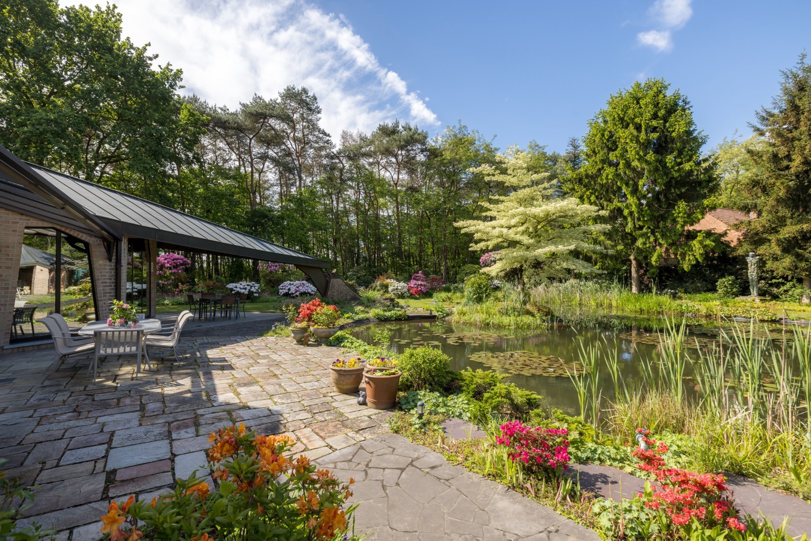 Een uitzonderlijke villa waar architectuur, natuur en kunst in perfecte harmonie samenkomen 