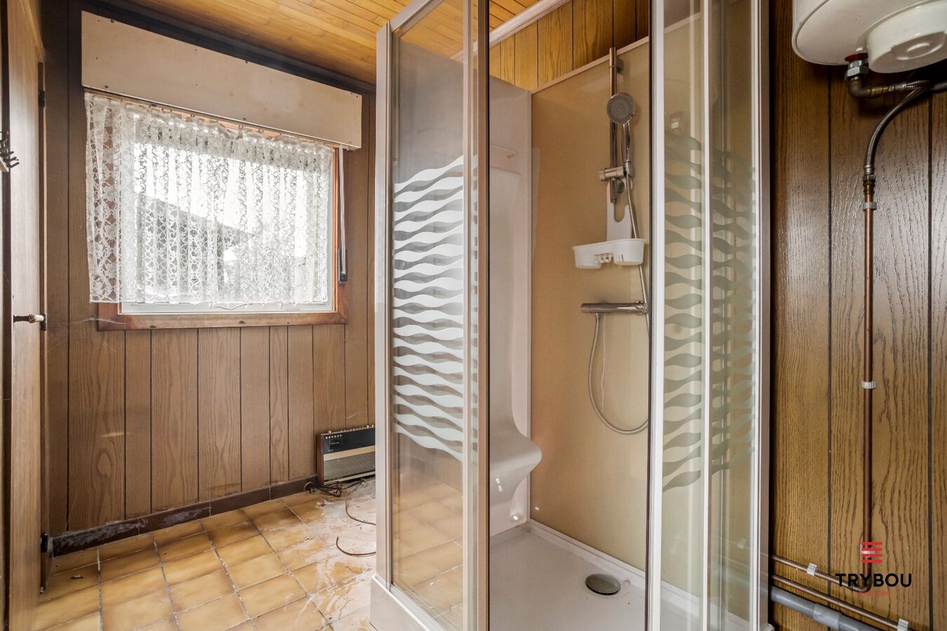 Centraal gelegen, halfopen woning met kleine loods en garage. 