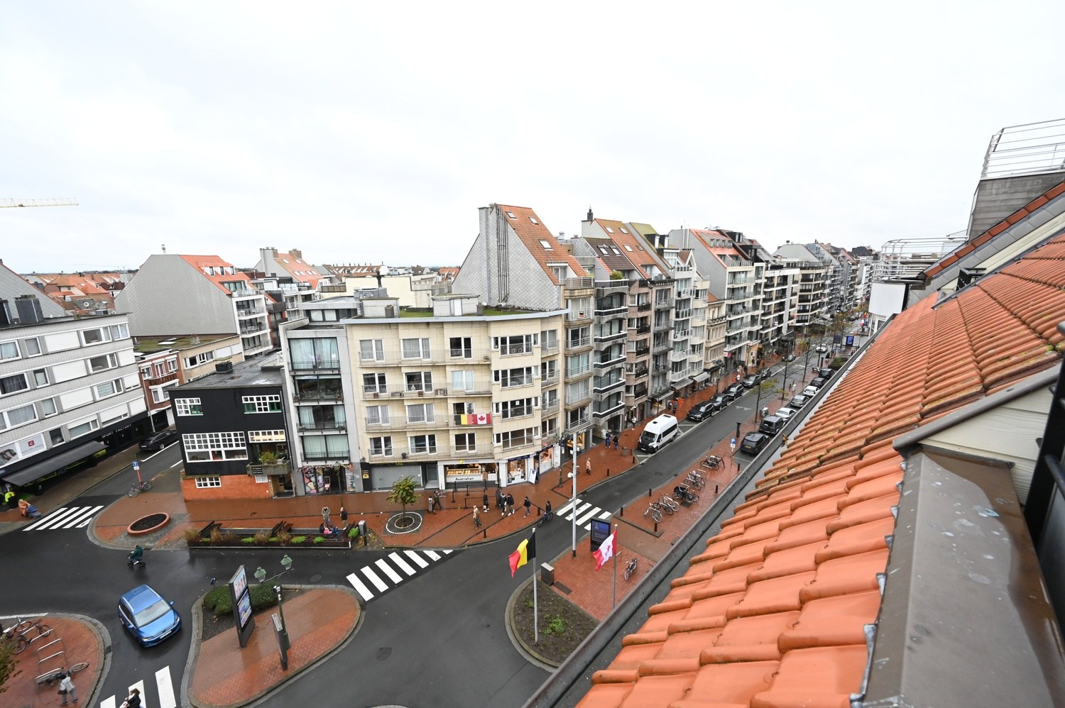 Ongemeubeld - Prachtig en UNIEK duplexappartement met 3 slpk. gelegen in het centrum van Knokke, met een facade van 10 meter en een open zicht op de Dumortierlaan. HUREN OP VENNOOTSCHAP MOGELIJK! 