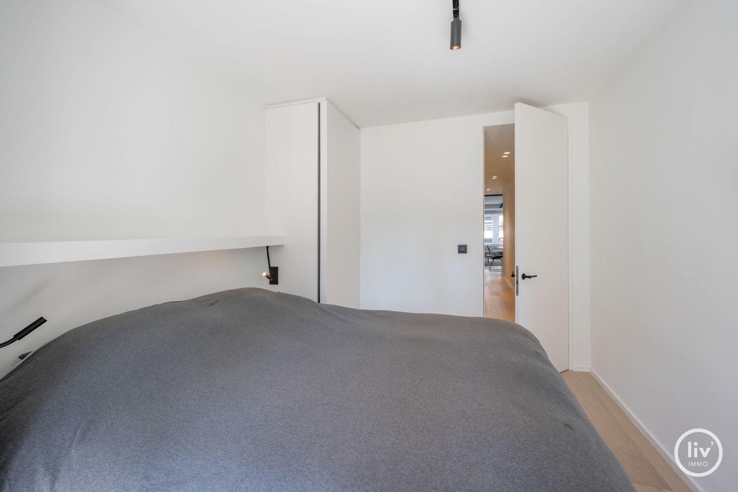 GEMEUBELD - Gezellig, gerenoveerd 2-slaapkamerappartement op een topligging vlakbij de Kustlaan te Knokke. 