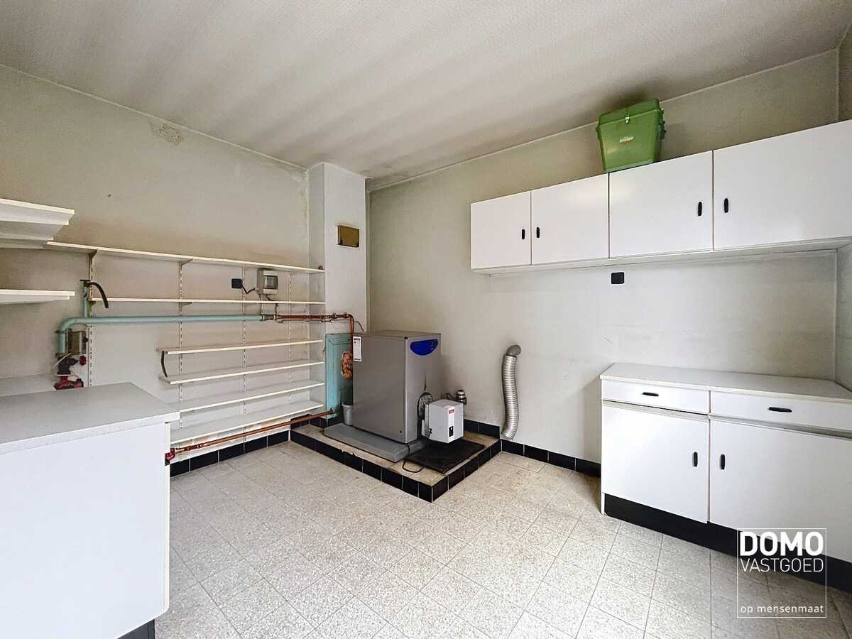 TE RENOVEREN WONING MET GARAGE, 3 SLAAPKAMERS EN GEZELLIGE TUIN OP EEN PERCEEL VAN 8A14CA 