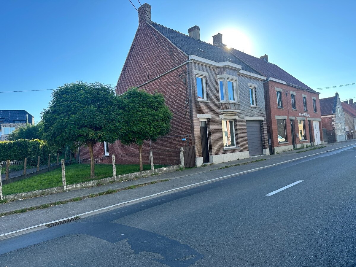 Verrassend ruime woning met grote garage op een boogscheut van het centrum 