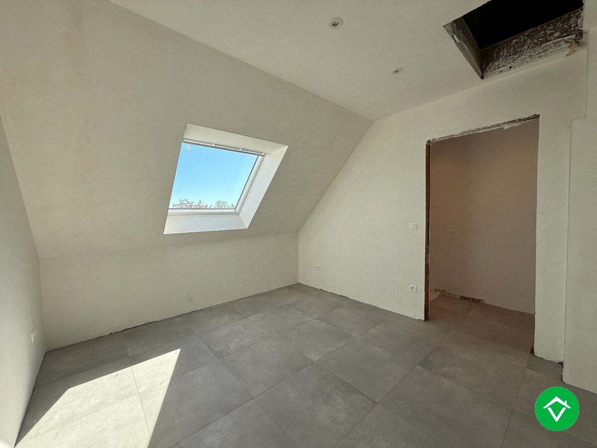 Centraal gelegen nieuwbouwwoning met 3 slaapkamers, tuin en overdekte autostaanplaats 