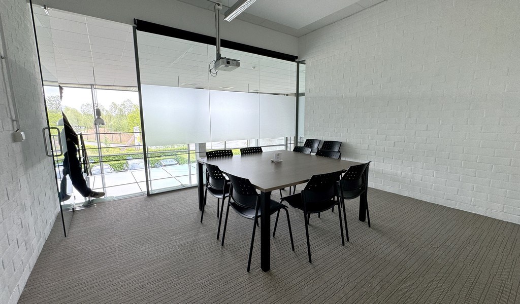 Bedrijfsgebouw met buitenopslag te huur vlakbij E17 in Zwijndrecht