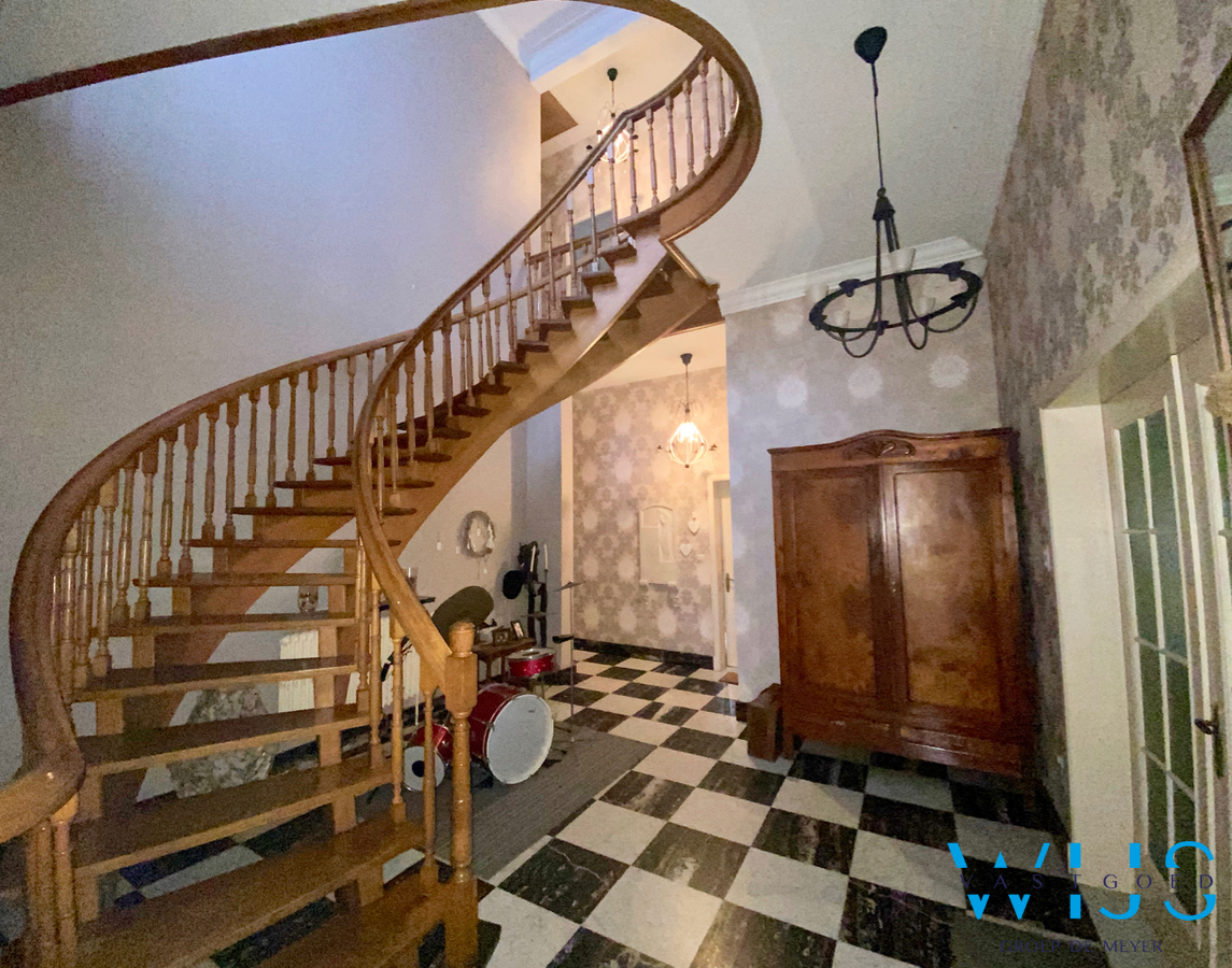 Karaktervolle dokterswoning op 3.106m² in CENTRUM ERTVELDE 