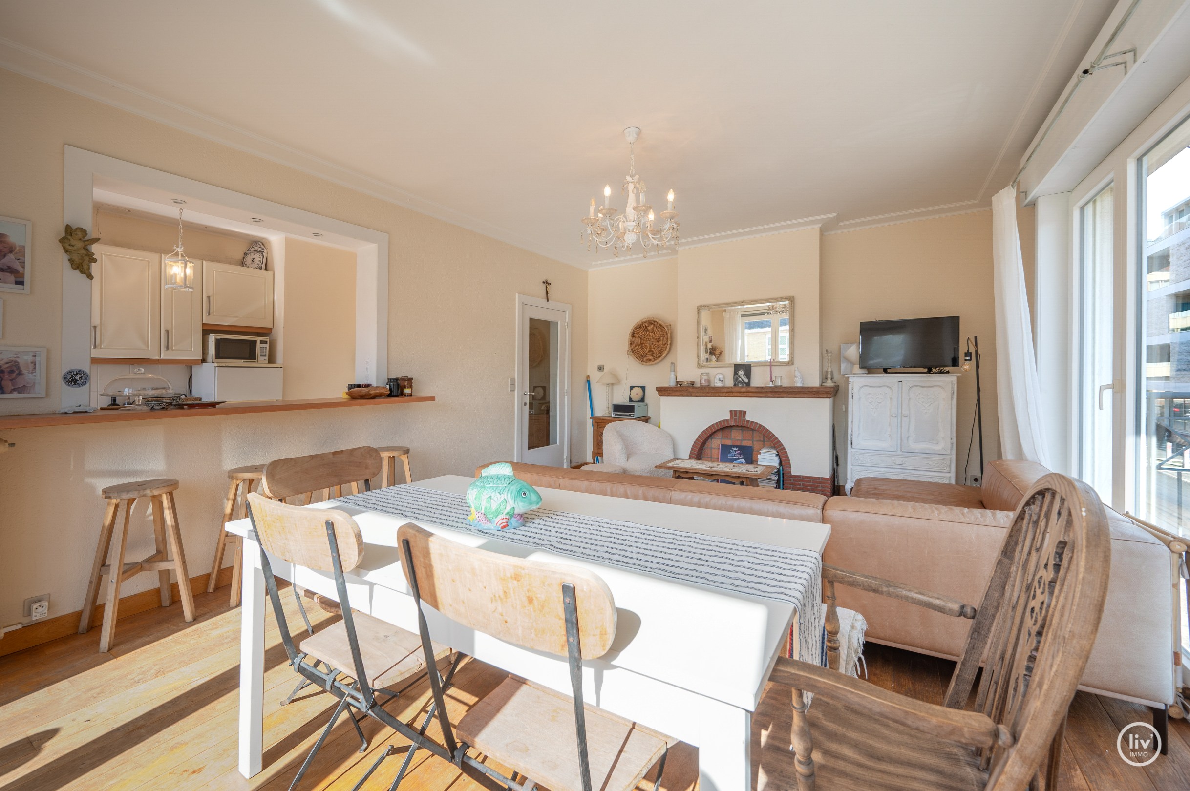 Zonnig HOEKappartement gelegen op de Van bunnenlaan met zicht op de Heilighart kerk te Knokke. 