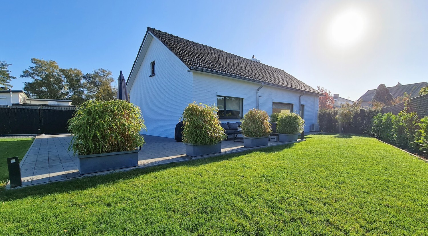 Bungalow met zongerichte tuin op perceel van 1350 m² 