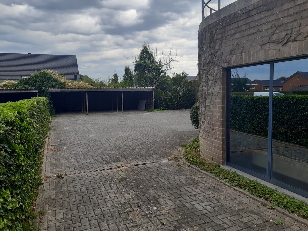 Ruim en instapklaar kantoor met parking; 