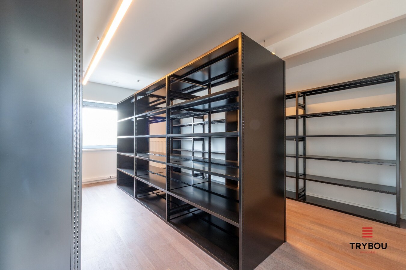 Groot kantoorgebouw op toplocatie te Ieper 