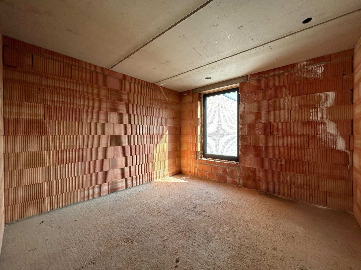 Uitzonderlijk afgewerkte nieuwbouwwoning met 4 slpk. in centrum Geel 