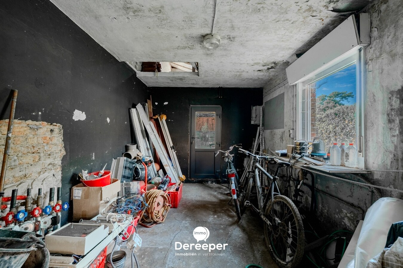 Volledig te renoveren woning met 3 slaapkamers en tal van mogelijkheden 