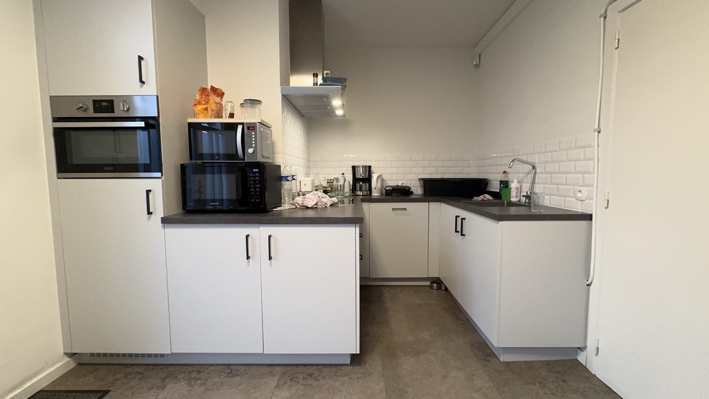 Ingedeelde kantoorruimte te huur vlakbij R4 en E40 in Drongen