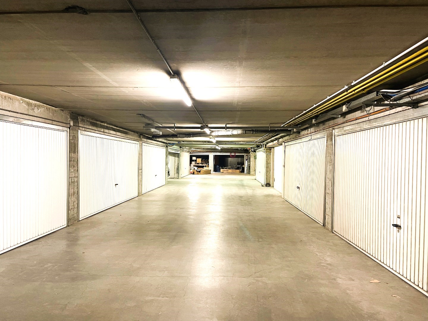 Dubbele garage in afgesloten plaats in centrum Waregem 