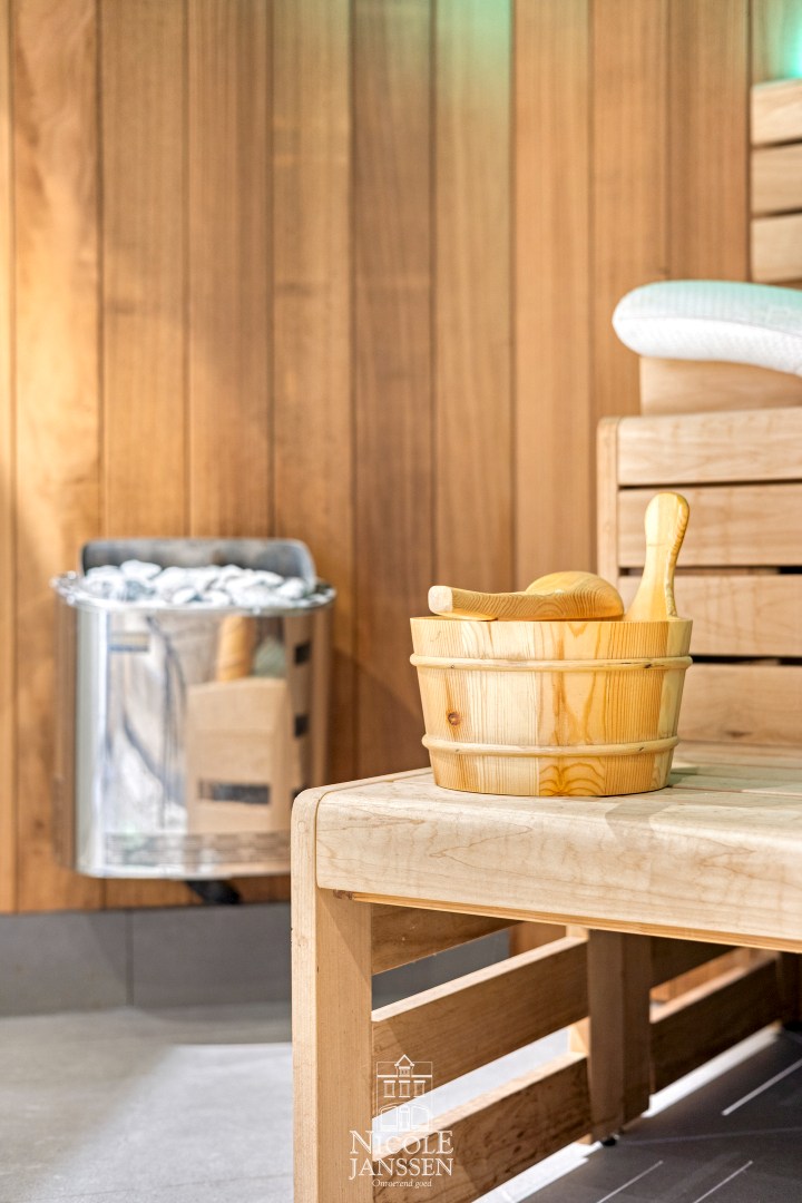 Badkamer voorzien van dubbele wastafel, inloopdouche en sauna