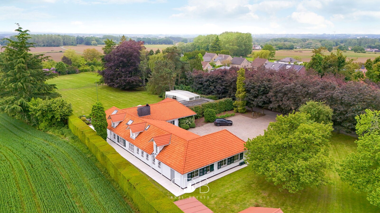 Prachtige villa met zwembad, paardenstallen, paddock en grasland op 1,3HA 
