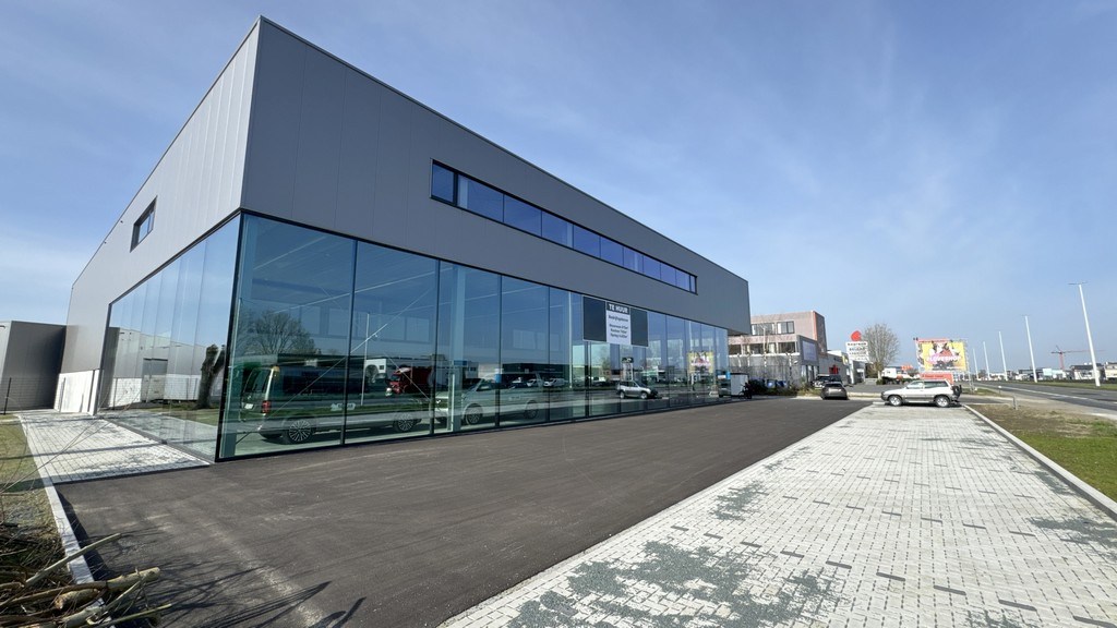 Nieuwbouw showroom met magazijn te huur aan A12 in Aartselaar