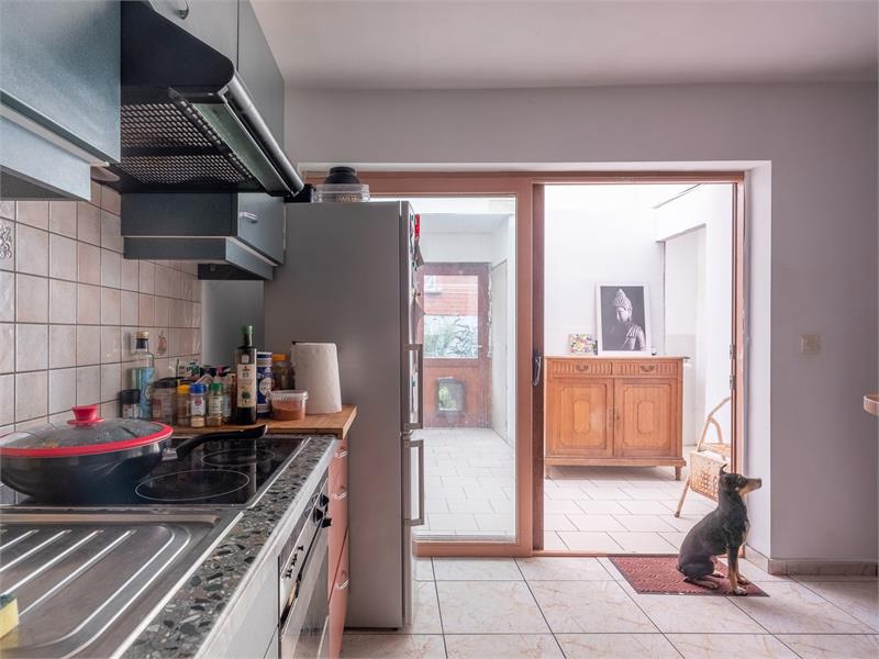 Praktisch gelegen rijwoning met inpandige garage 