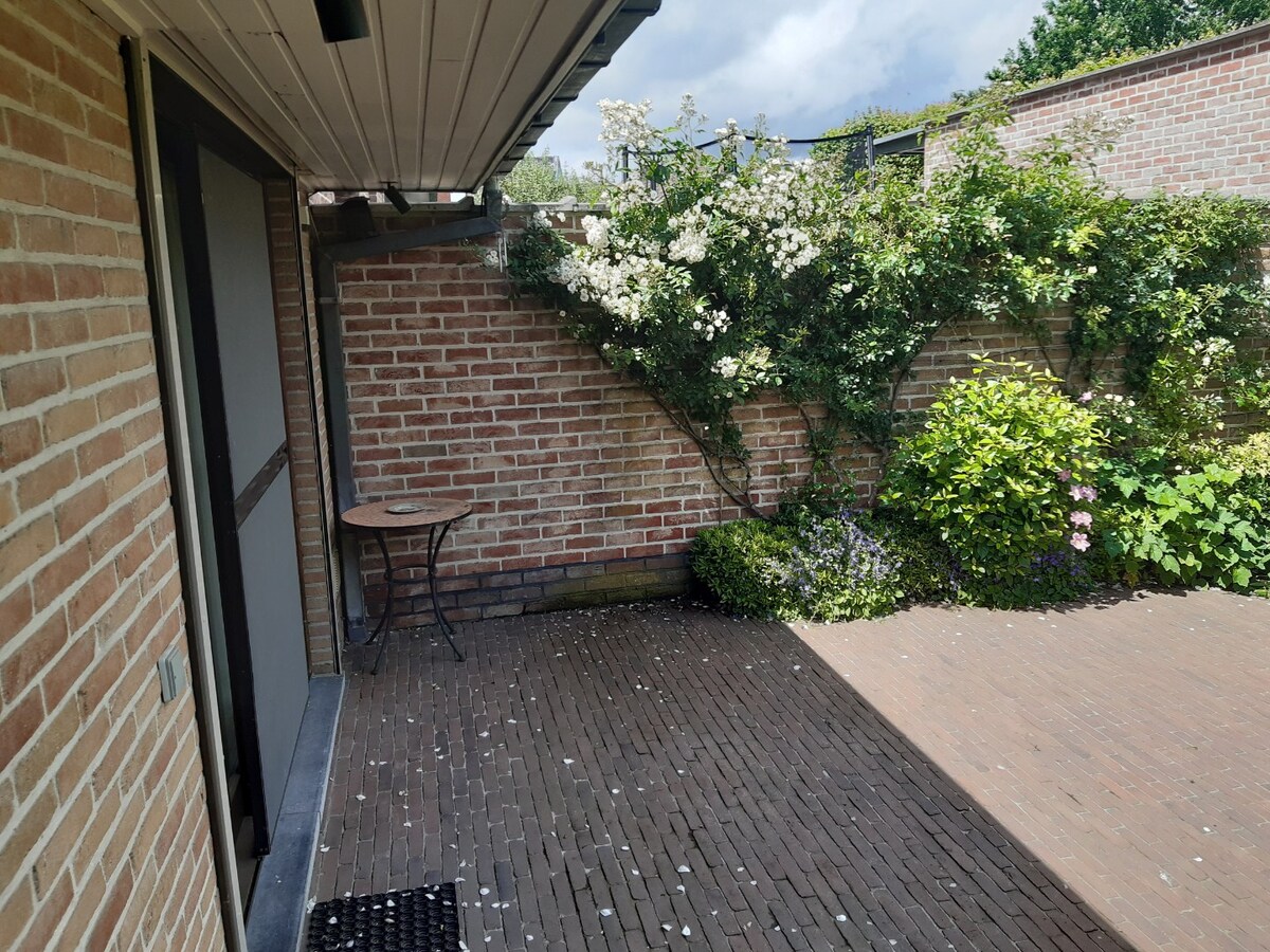 Goed gelegen woning met terras en tuintje. 