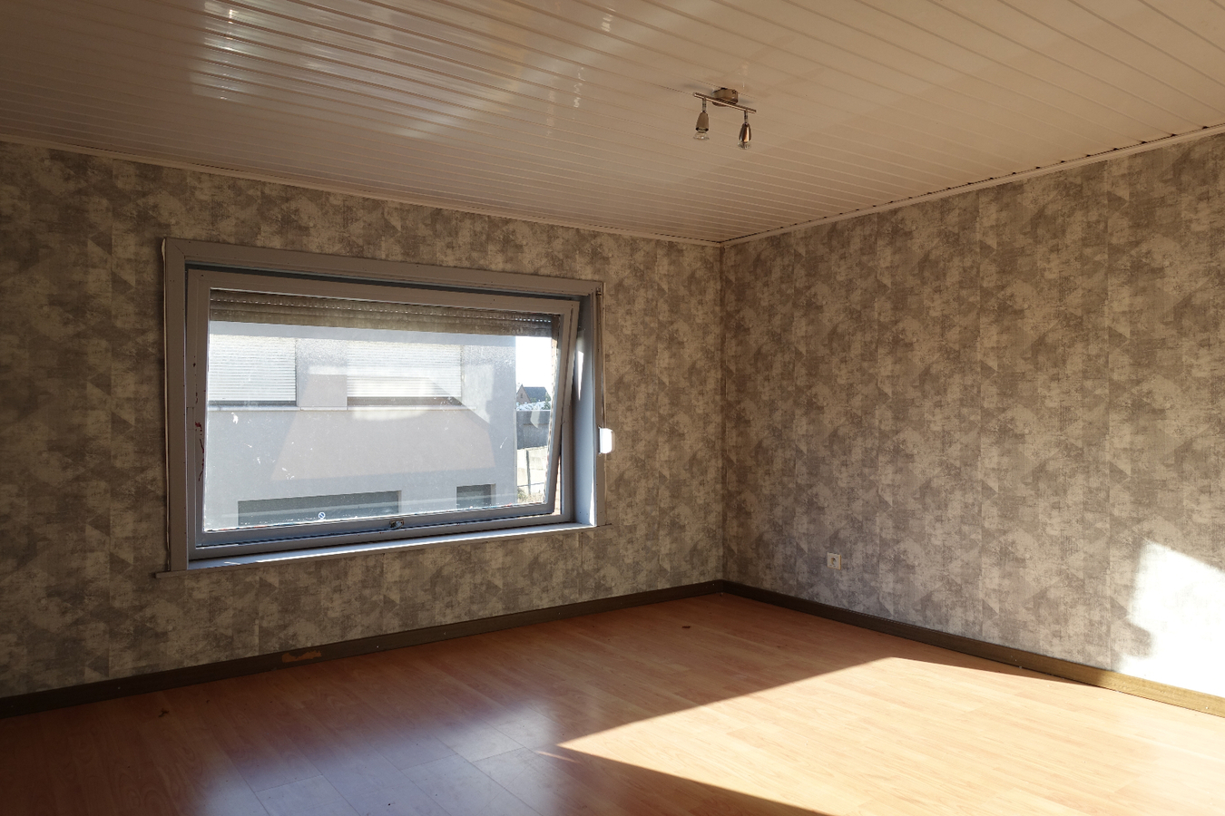 Rijwoning met tuin in centrum Eernegem 