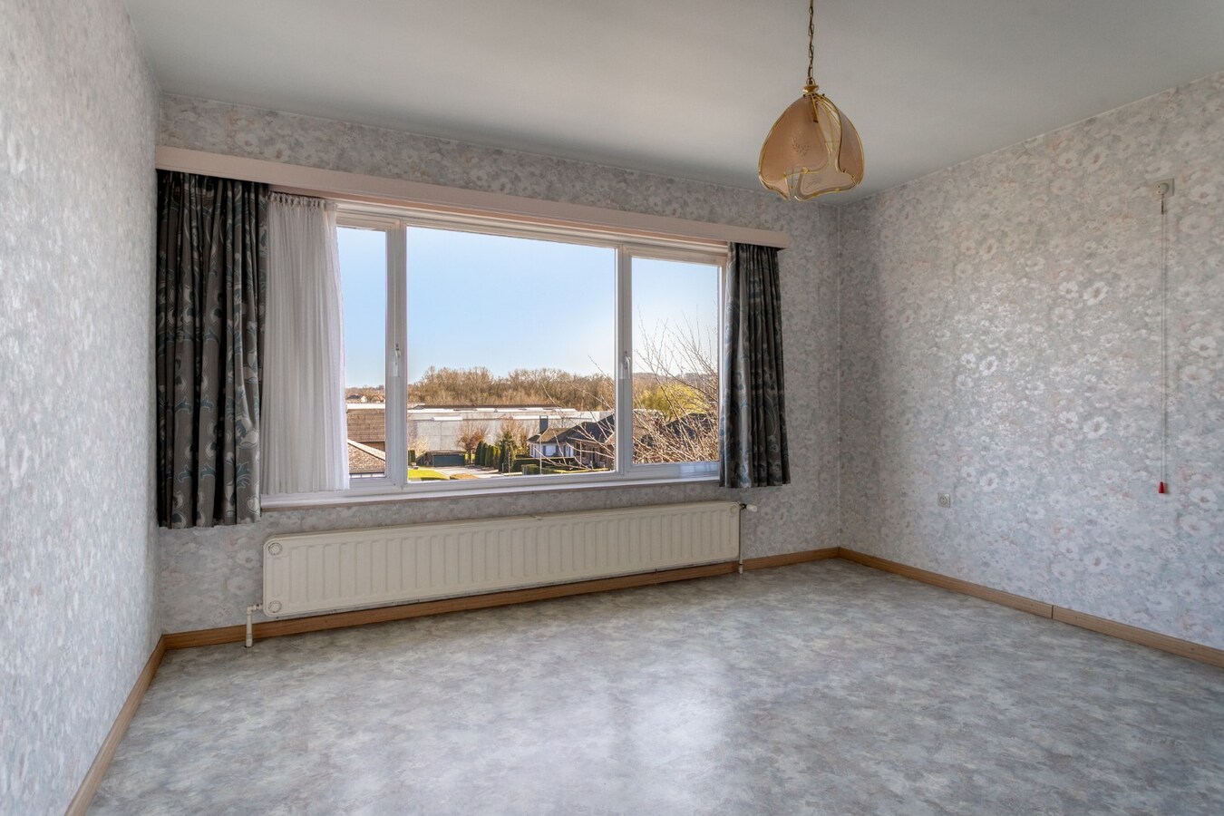 Ruime woning met 4 slaapkamers, veranda en volledig onderkelderd perceel (615 m²) 