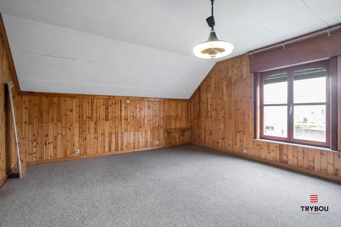 Statige villa, met enorm veel mogelijkheden, te koop in centrum Houthulst. 