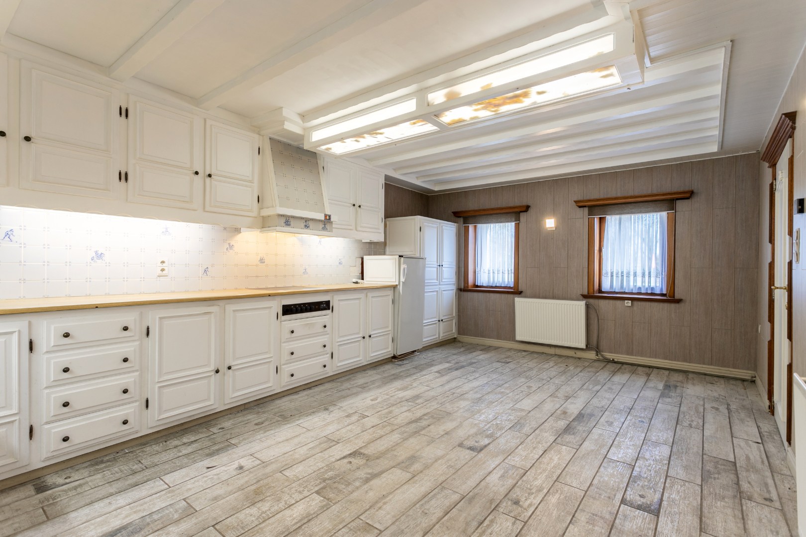 Te renoveren fermette met 3 slpk, bijgebouw en garage en mogelijkheid tot uitbreiding (bouwgrond) 