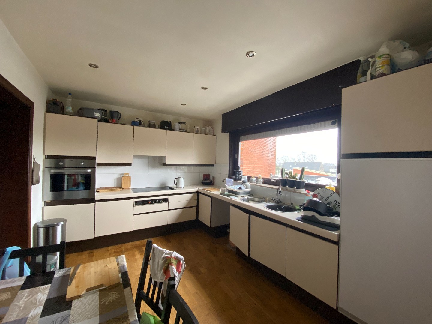 Zeer centraal gelegen opbrengsteigendom in hartje Sint-Eloois-Vijve! 