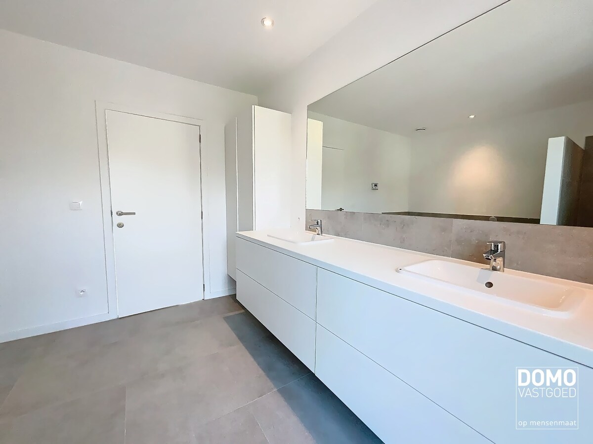 MODERNE NIEUWBOUWWONING MET TUIN,OVERDEKT TERRAS EN INPANDIGE GARAGE TE HASSELT 