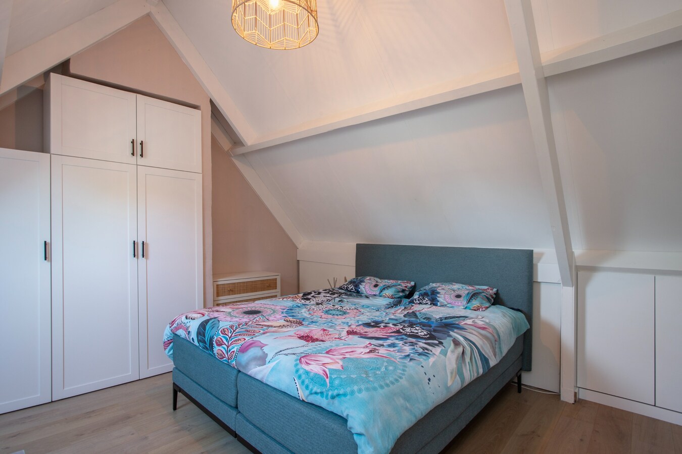 Vrijstaande woning met carport en garage gelegen op een perceel van 437 m2. 