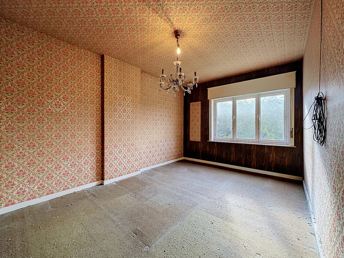 Ruime, te renoveren woning met garage en tuin te Bevegem 