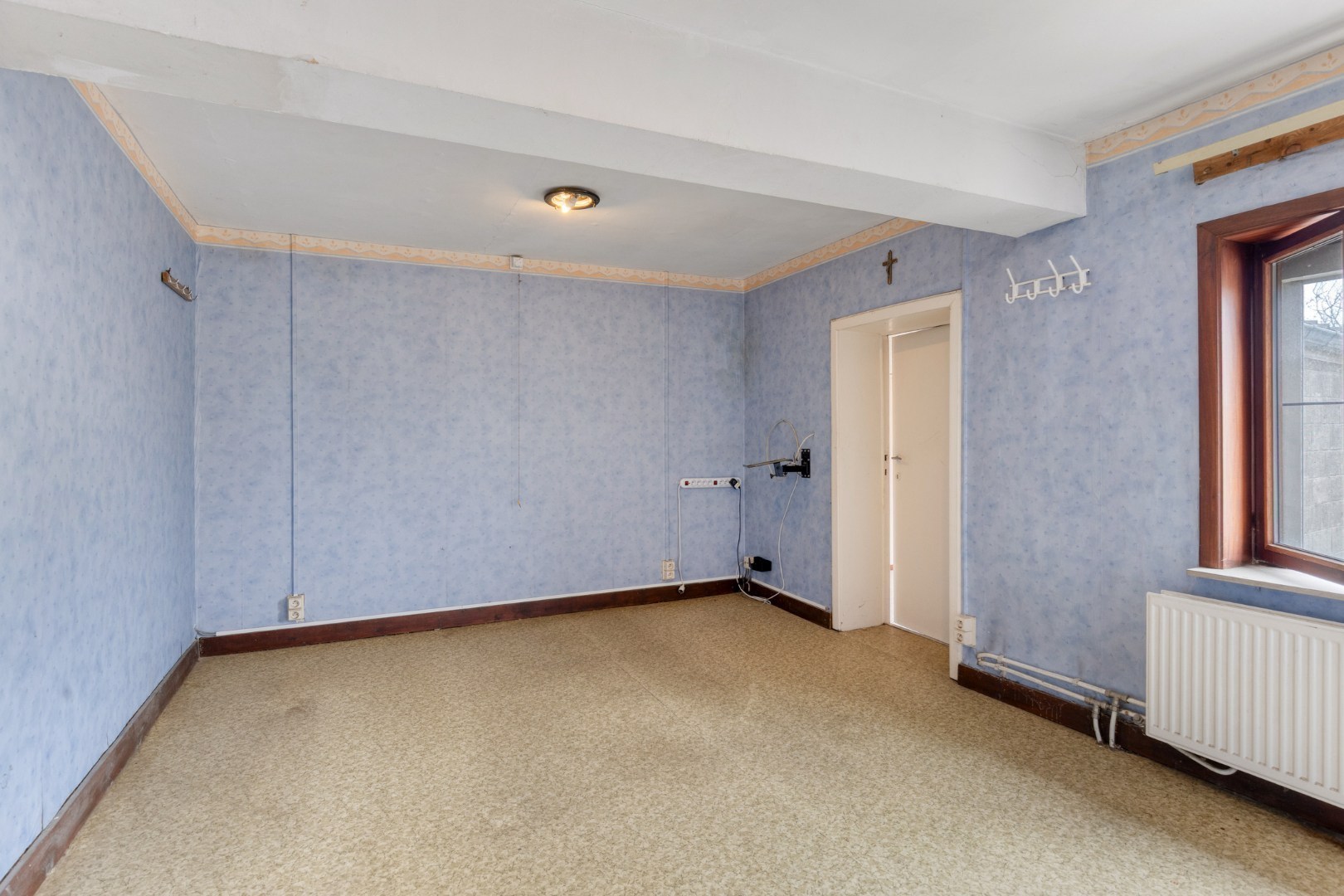 Mogelijkheid om te splitsen in 2 woningen - Half open bebouwing (hoeve) met 5 slaapkamers, tuin, terras en zeer ruime garage in Oorbeek (Tienen)! – EPC 730 kWh/m² - bewoonbare opp. 195 m² 