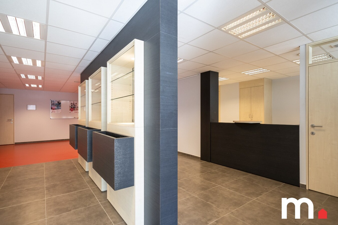 Instapklaar handelspand/kantoorruimte te Ingelmunster met Parkeerplaats! – Volledig gerenoveerd en uitstekend gelegen! 