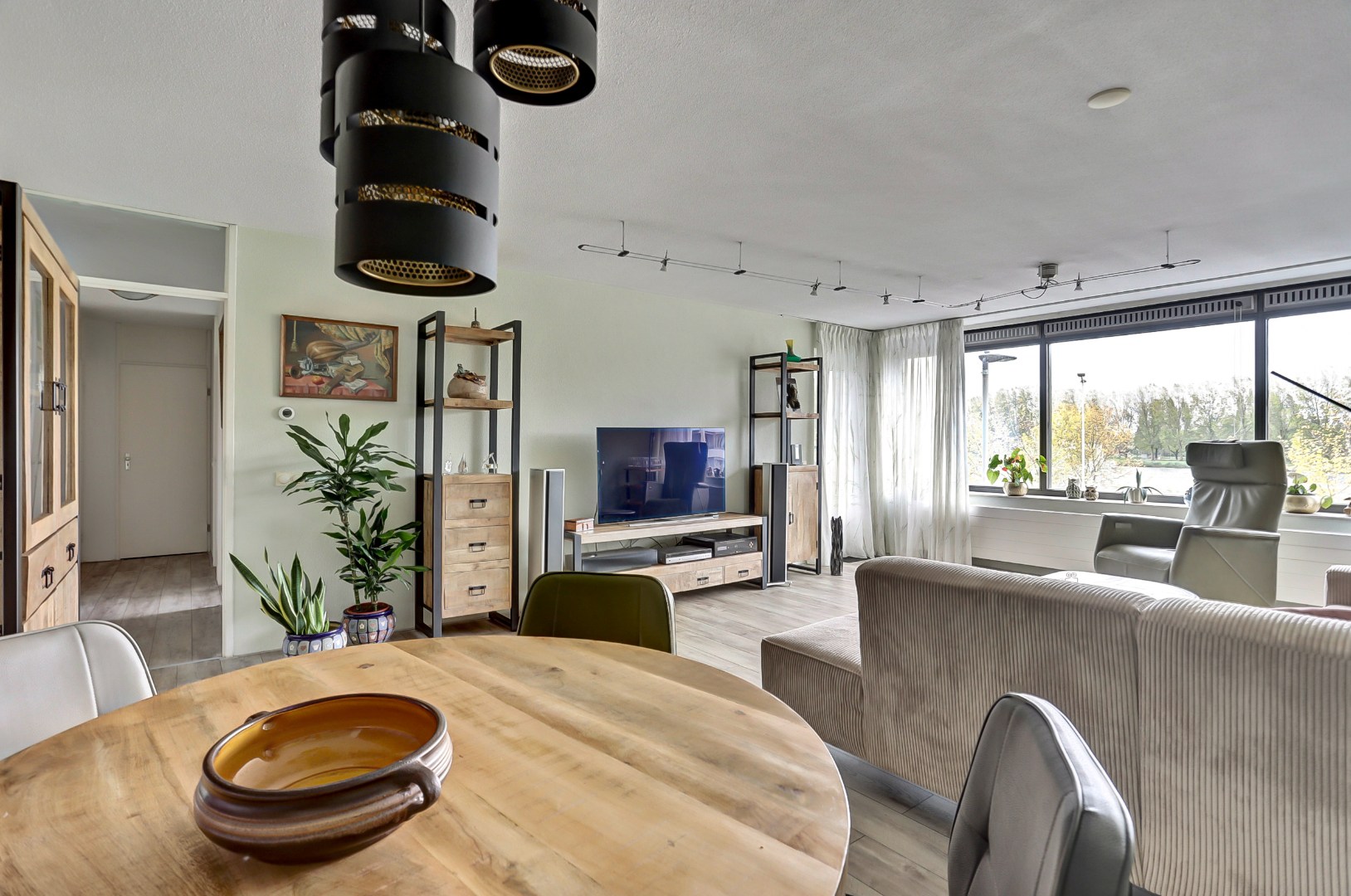 Op een fantastische locatie gelegen 3-kamer woning op de 2e etage met uitzicht op "de Vijver" van Prinsenland. 