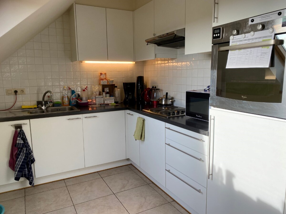 Ruim 1 slpk appartement met garage 