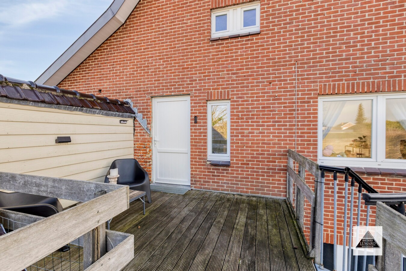 Vernieuwd duplex app. met 3 slaapkamers, terras, parking 