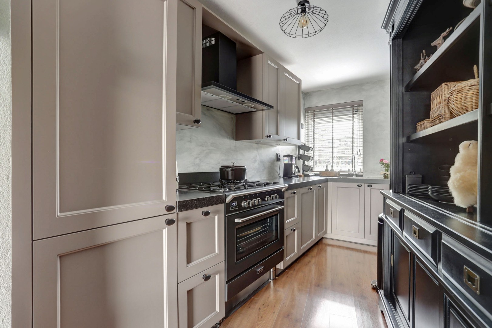 Energiezuinige (A-label) en uitstekend onderhouden 4-kamer tussenwoning met voor- en achtertuin met houten berging! 