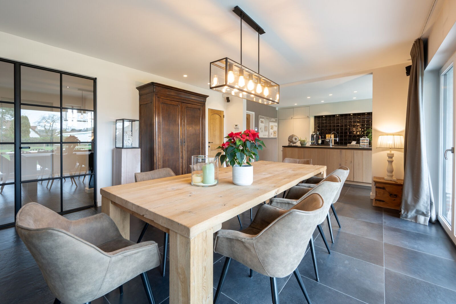 Prachtig gerenoveerde alleenstaande villa geniet van een uitstekende centrale ligging, op slechts enkele minuten van het centrum van Knokke. 