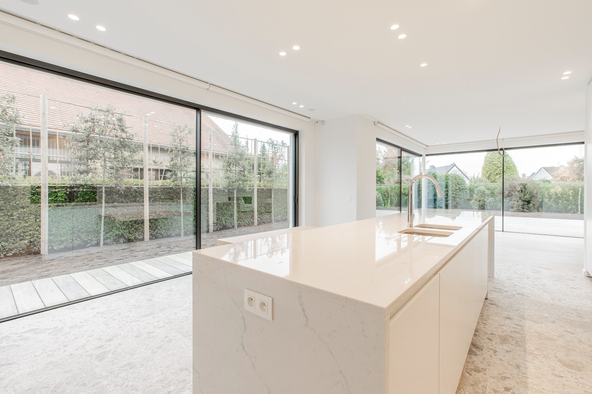 À LOUER : Villa de construction récente et élégante de 2021 alliant confort contemporain et grands volumes de vie, située dans un emplacement exceptionnel à proximité du centre de Knokke-Heist. 