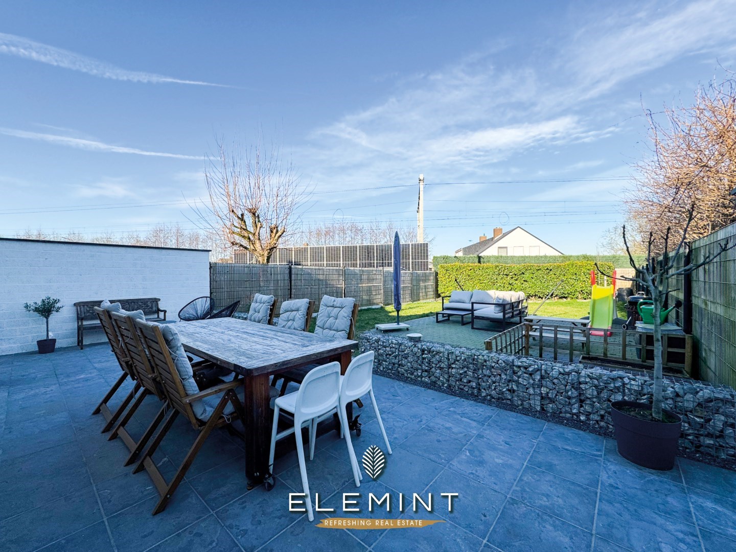 Gezinswoning met aanpalende magazijn en mooie tuin 