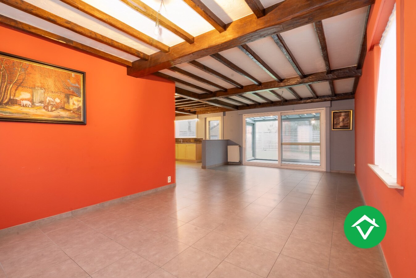 Ruime alleenstaande woning met 3 slaapkamers, tuin en garage te Roeselare 