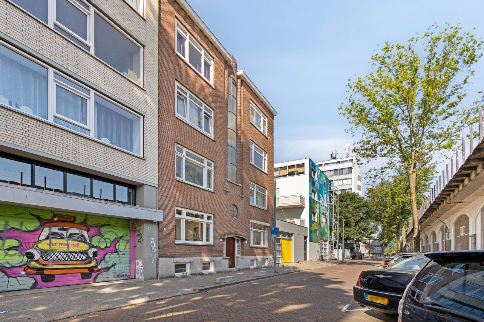 Turn-key 2 kamer (voorheen 3) appartement op steenworp afstand van Rotterdam centrum met een nette keuken, royale woonkamer en gelegen op eigen grond! 