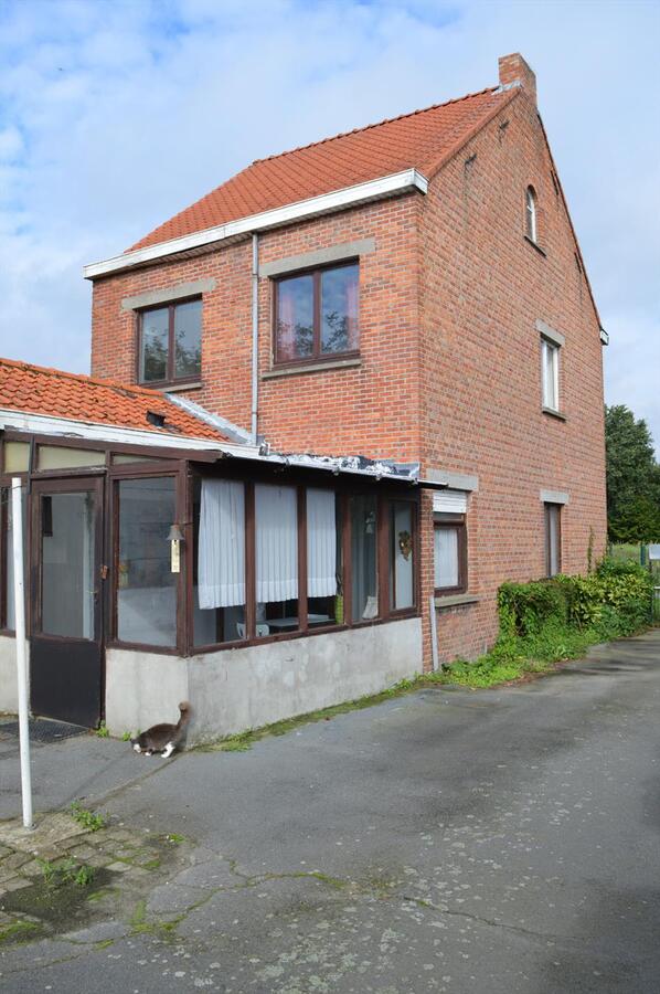 Te renoveren woning met loods en weide op 7.327m² te Zele 
