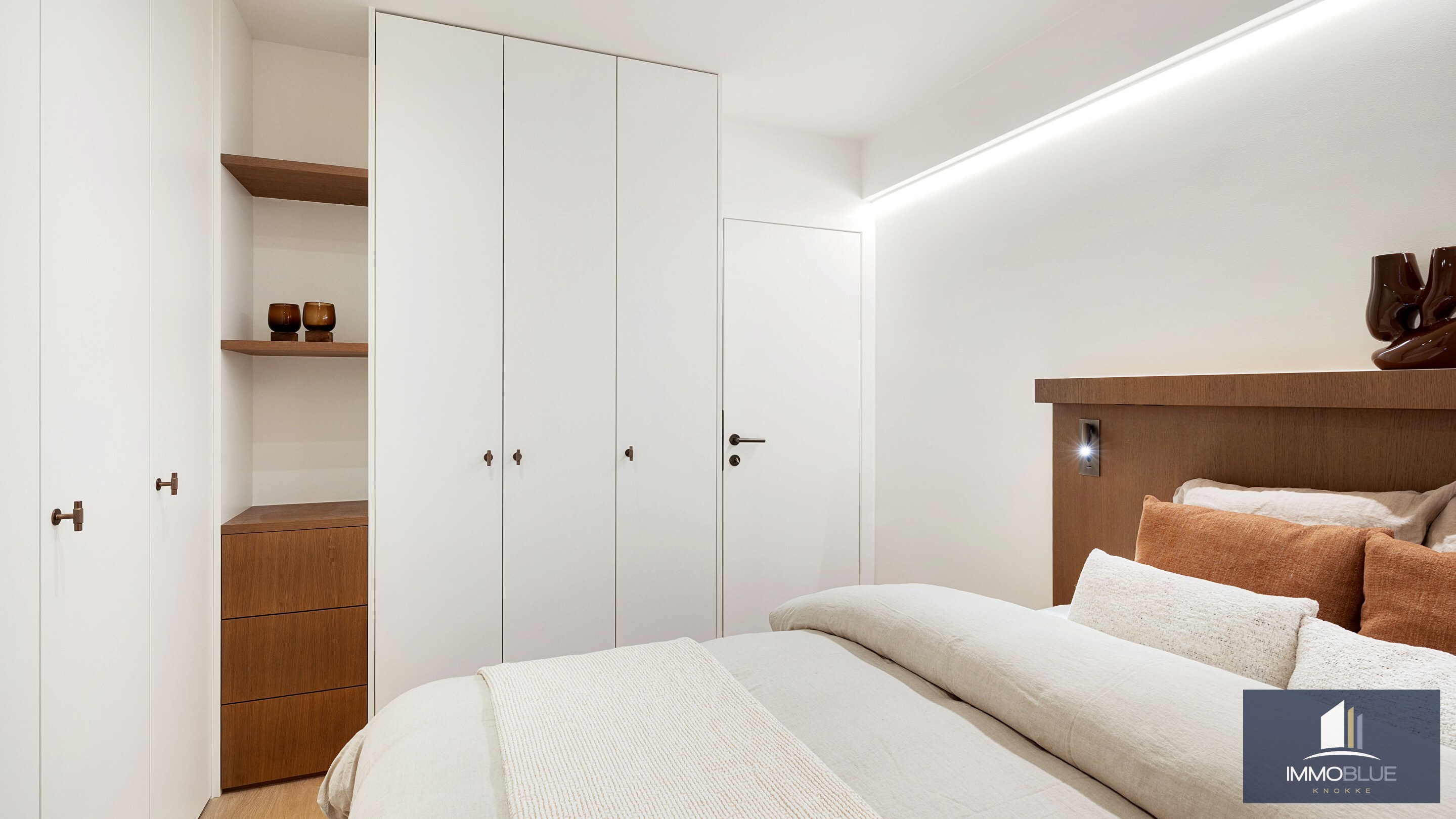 Uitzonderlijk hoekappartement, gelegen in de Zoutelaan, met een gevelbreedte van ca. 16 meter en biedt een open uitzicht op de Lippenslaan. 