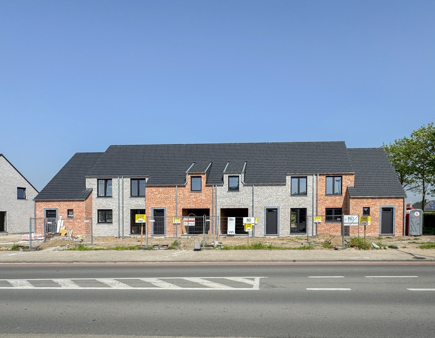 ONMIDDELLIJK BESCHIKBAAR - Ruime 4-slaapkamer woning op boogscheut van centrum Eernegem 