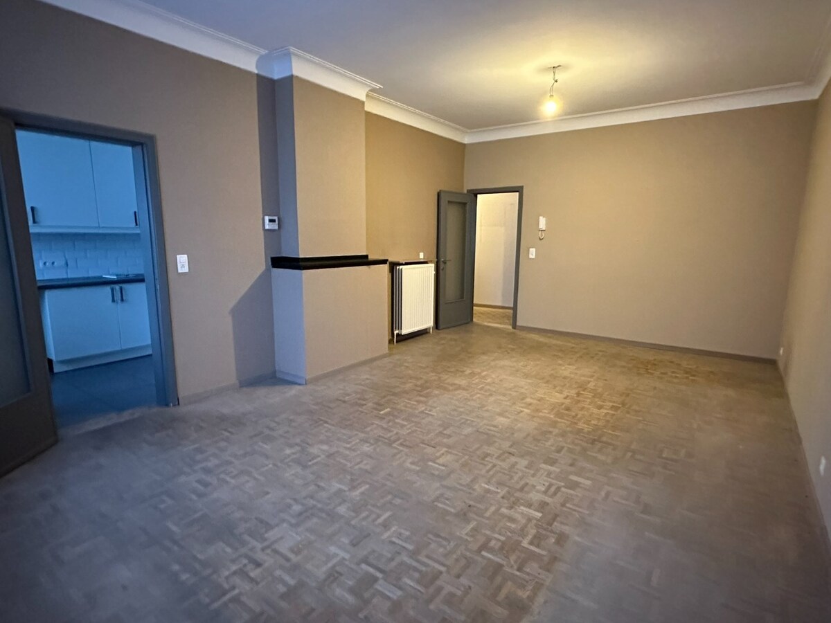 Gelijkvloersppartement met 3 slpk, dubbele garage, tuin en ruime kelder (120 m²) 
