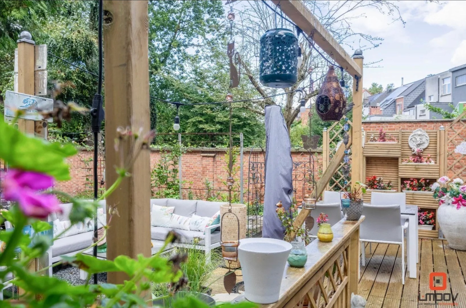 Instapklaar gelijkvloers appartement met tuin en parking in Sint-Amandsberg 