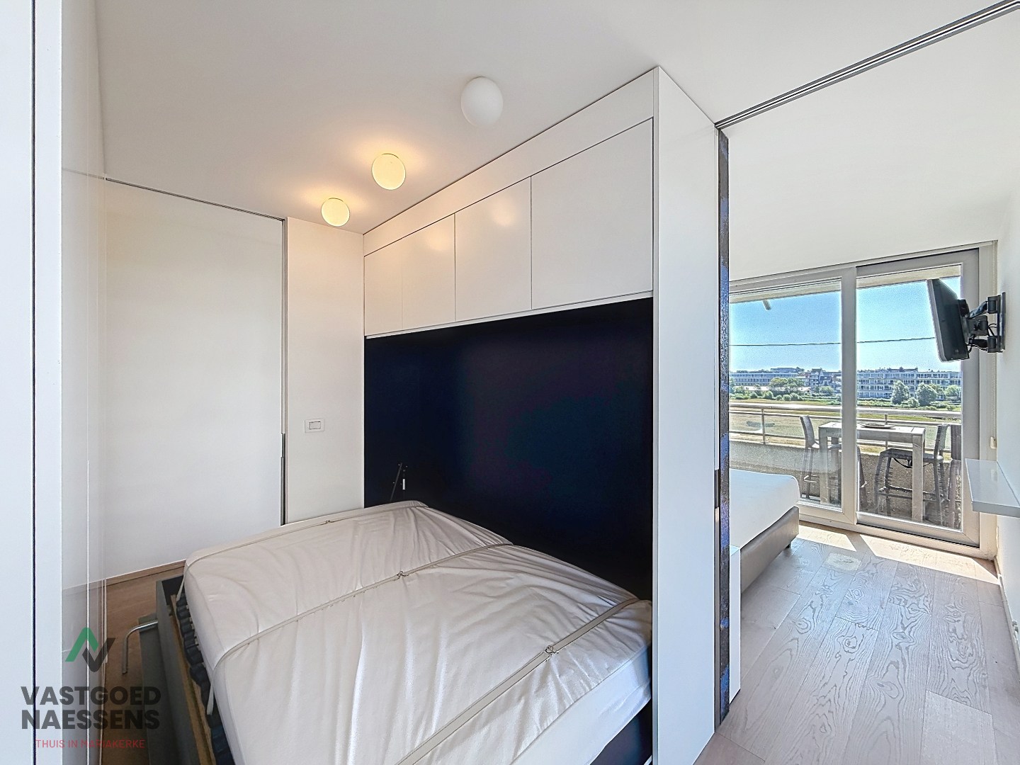 SCHITTEREND VERNIEUWD HOEKAPPARTEMENT – 2 SLPK – TERRASSEN – ZEEZICHT EN ZICHT OP GOLF 
